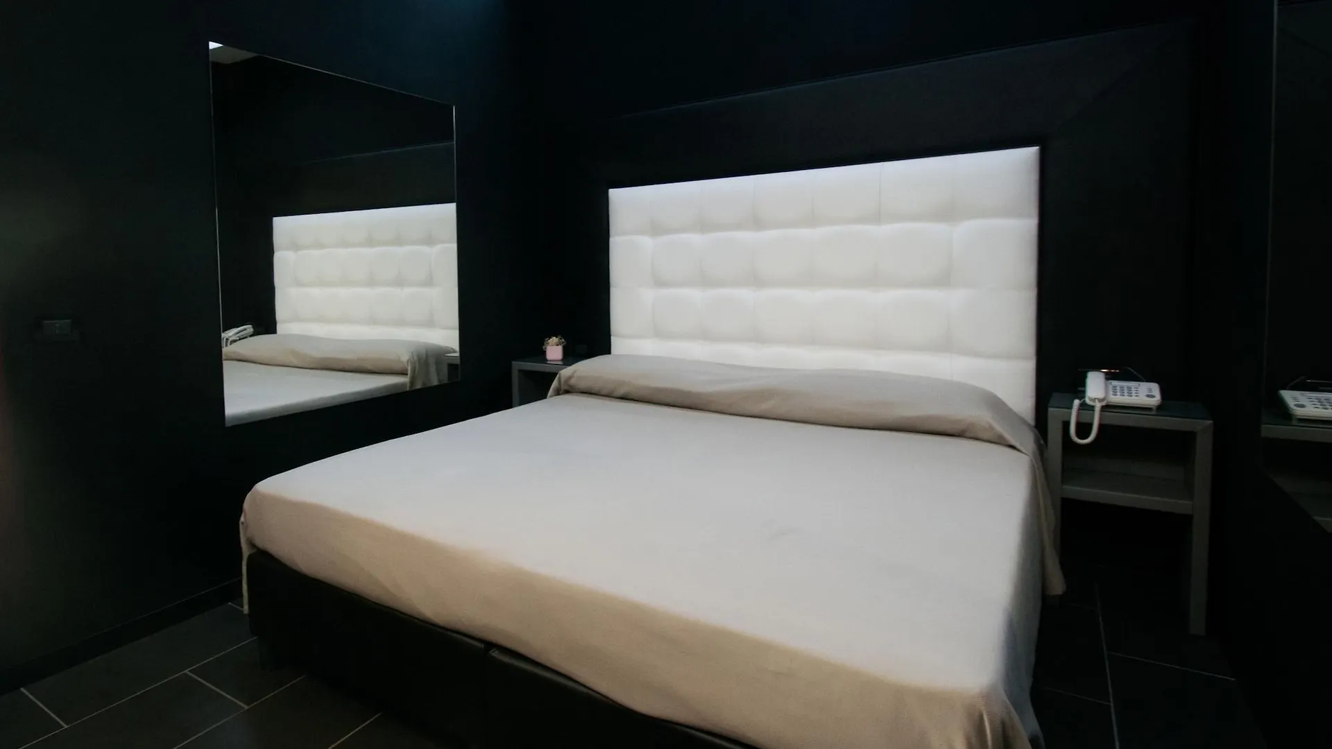 Fly Boutique Hotel Naples 3*,